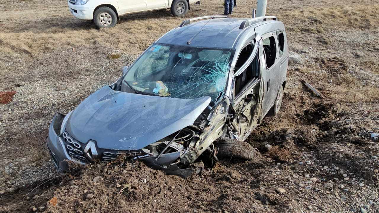 Violento choque entre un camión y un vehículo frente al barrio