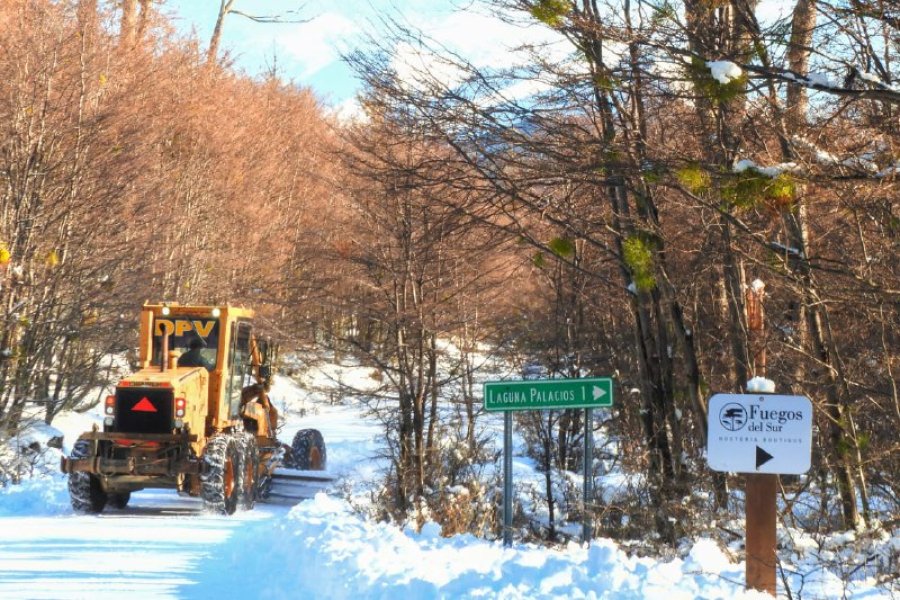 La Dirección Provincial de Vialidad continúa con el despeje de nieve y mantenimiento de rutas en toda la isla