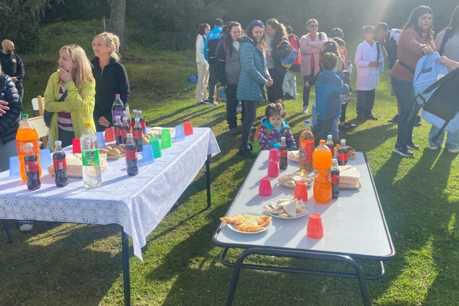 Emotivo festejo por el primer aniversario de la Escuela 44 "Héroes del ARA San Juan" en Puerto Almanza